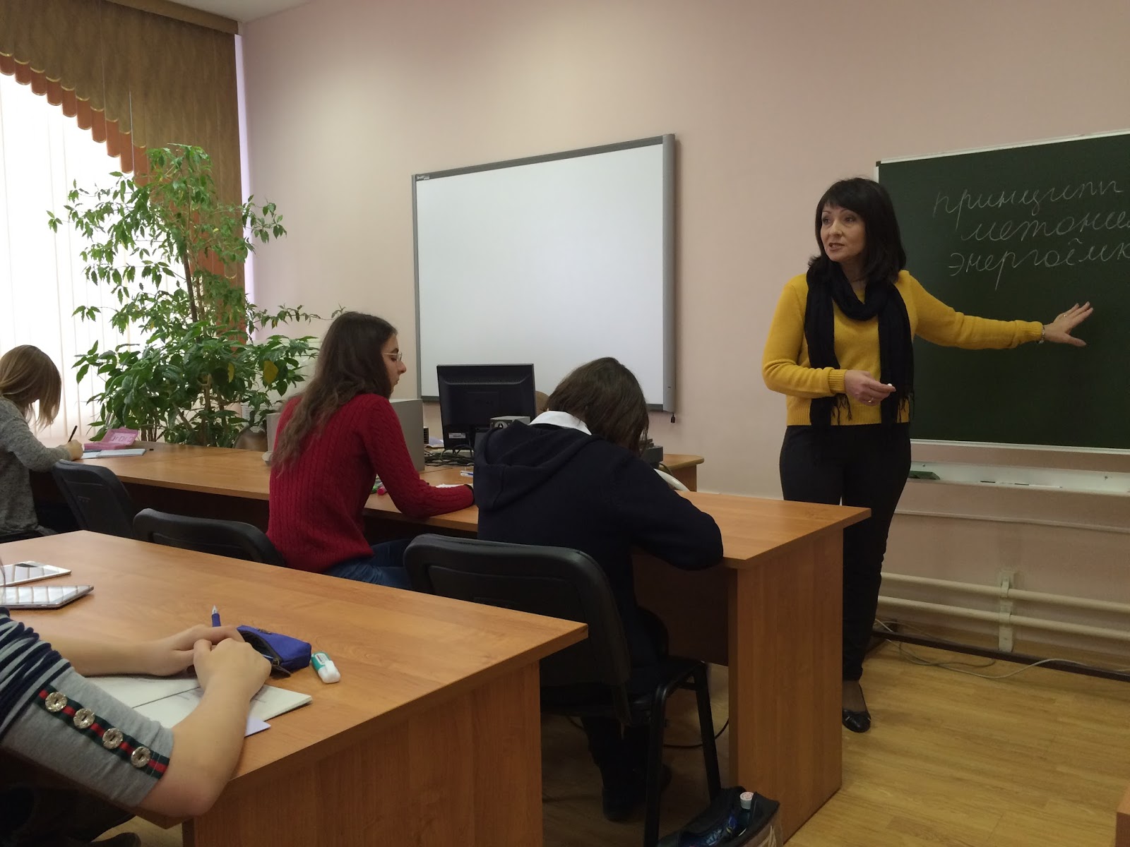 Профессор_ЮУргУ_Е._В._Пономарева_проводит_занятие_со_слушателями_ШЮФ.JPG